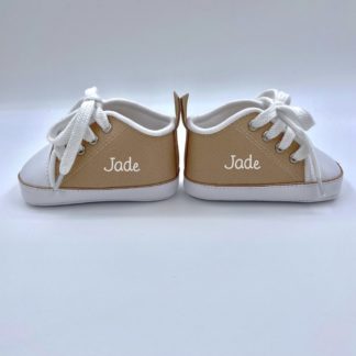 Tout un choix de cadeaux de naissance à personnaliser avec le prénom de bébé.