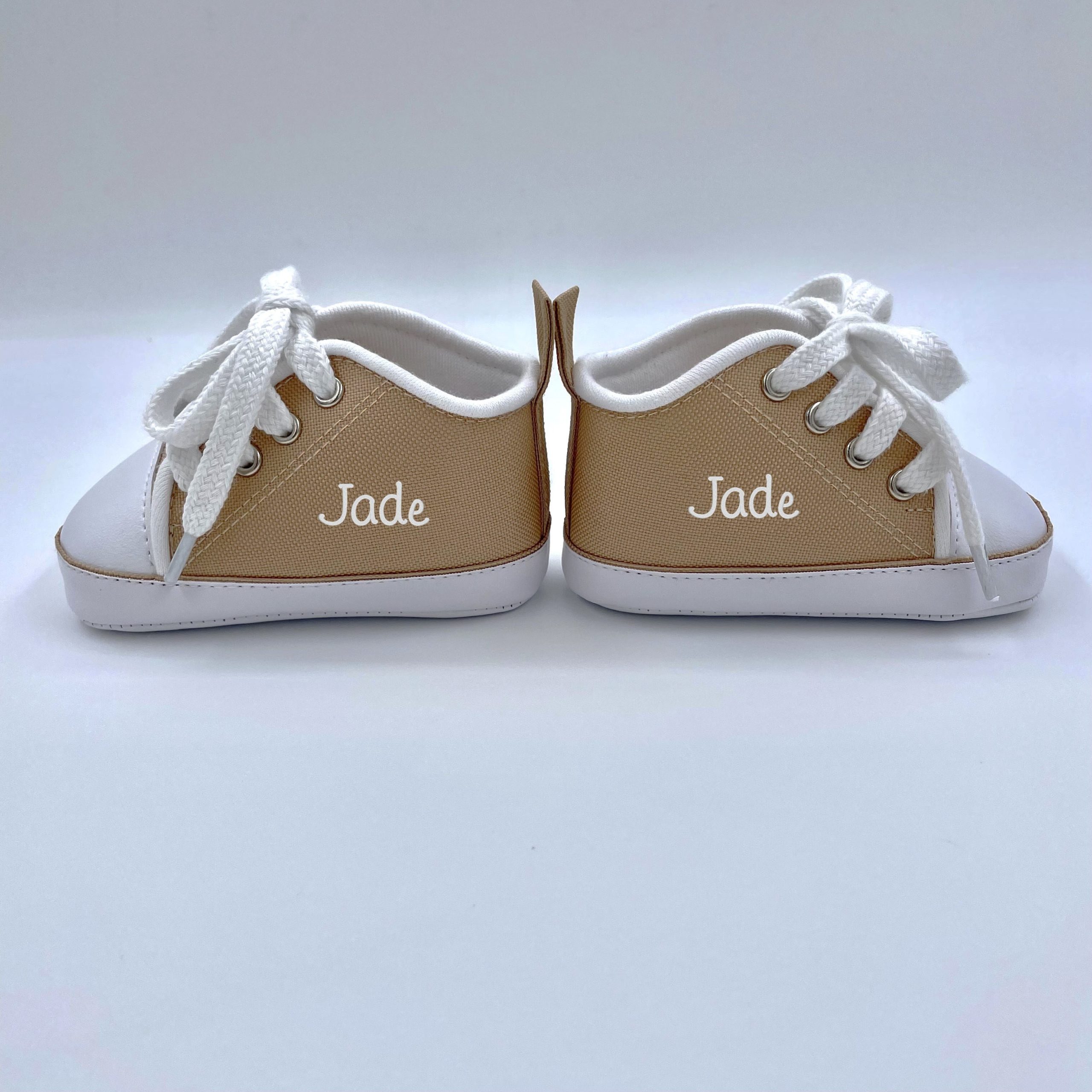 Tout un choix de cadeaux de naissance à personnaliser avec le prénom de bébé.