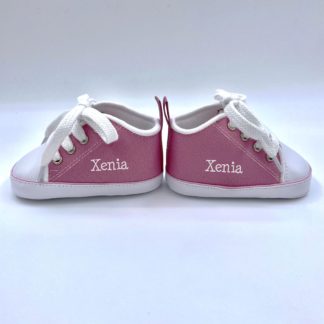 Tout un choix de cadeaux de naissance à personnaliser avec le prénom de bébé.