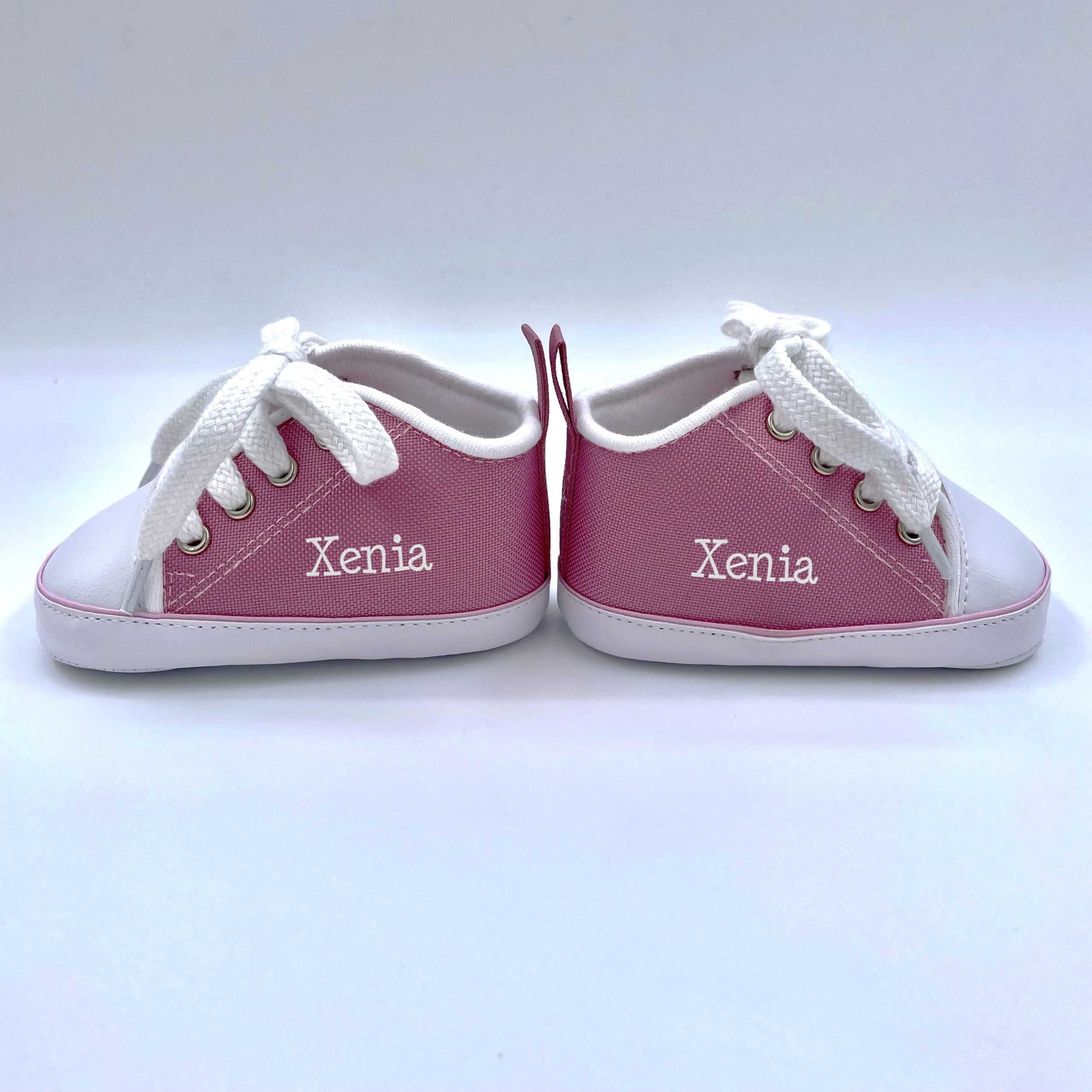 Tout un choix de cadeaux de naissance à personnaliser avec le prénom de bébé.