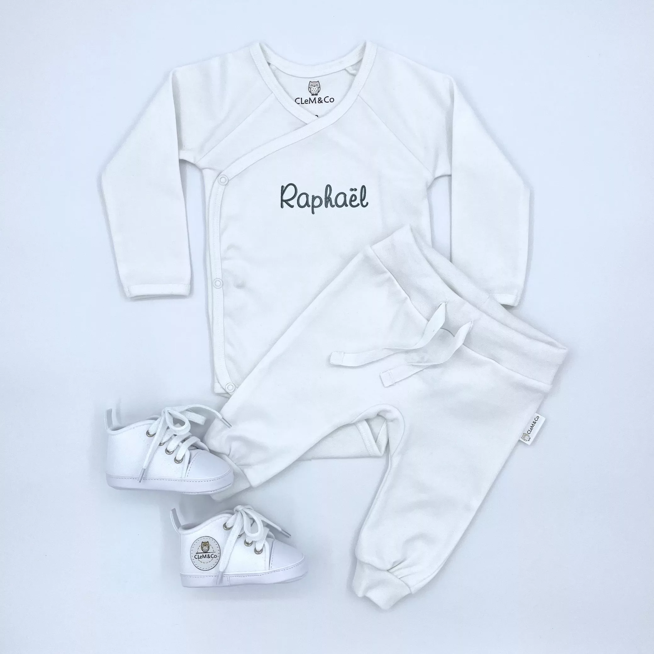 Coffret comprenant un body, un pantalon, des chaussures blanches, avec le nom Raphaël