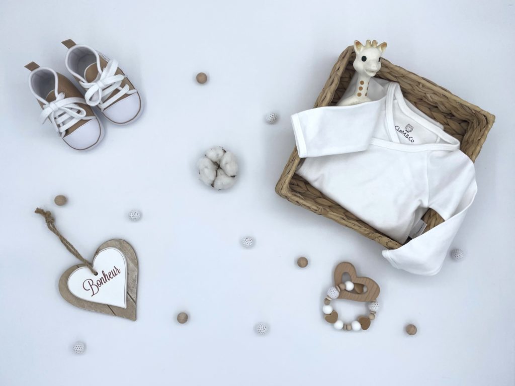 Bienvenue chez CLeM&Co, votre destination incontournable pour des cadeaux personnalisés pour les tout-petits. Nous croyons en la magie de la personnalisation, offrant ainsi à chaque enfant la possibilité de porter des articles uniques et spécialement conçus pour eux.