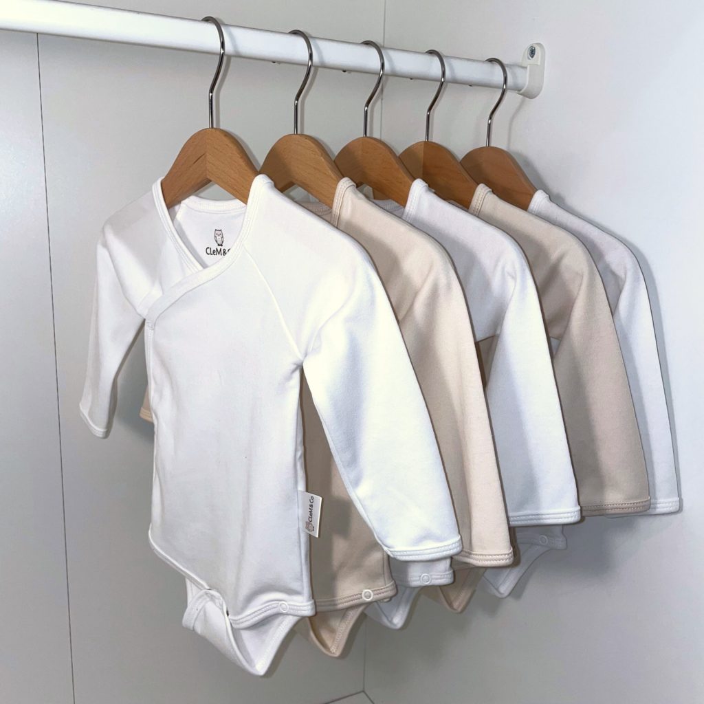 Bienvenue chez CLeM&Co, votre destination incontournable pour des cadeaux personnalisés pour les tout-petits. Nous croyons en la magie de la personnalisation, offrant ainsi à chaque enfant la possibilité de porter des articles uniques et spécialement conçus pour eux.