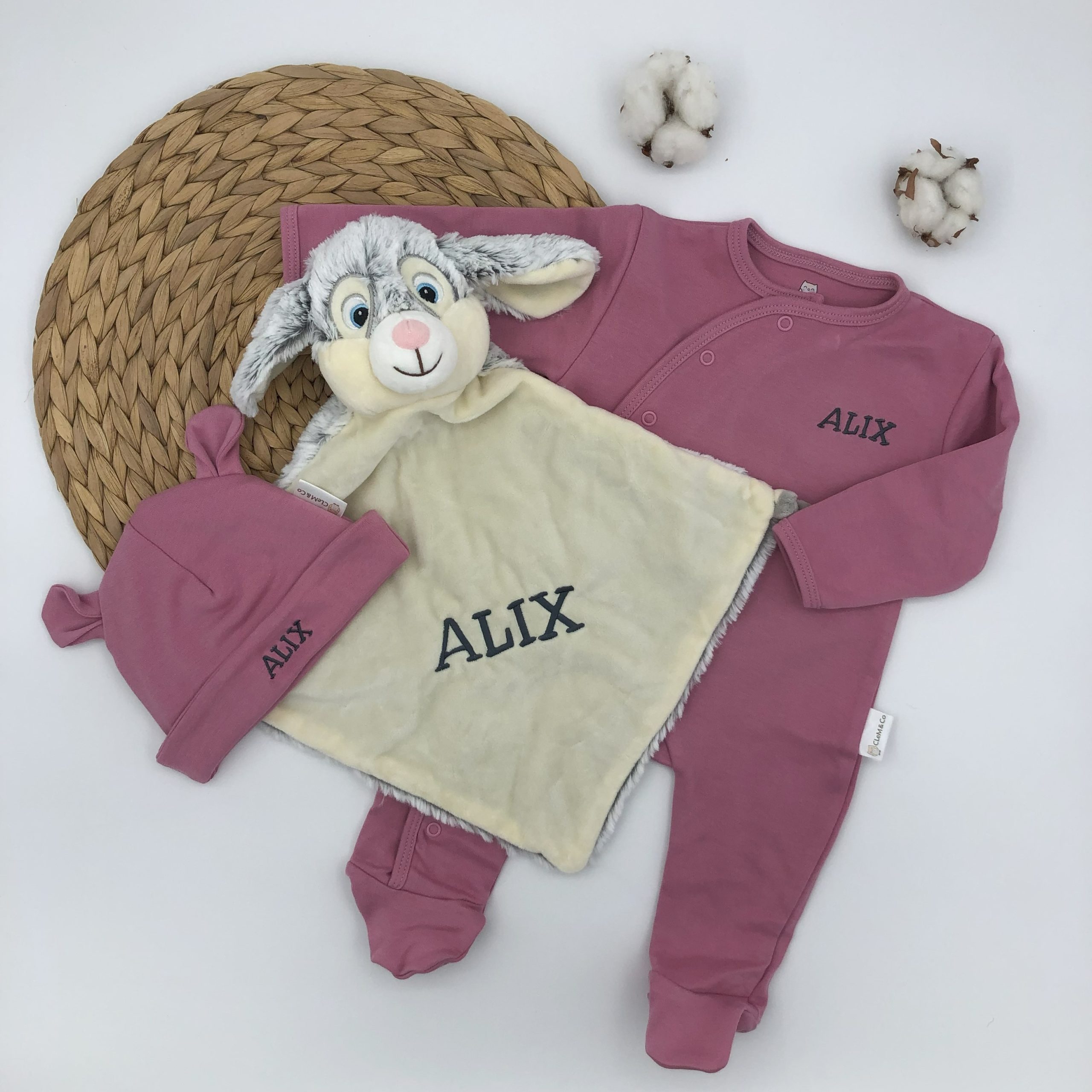 Coffret cadeau personnalisé avec la broderie du nom Alix
