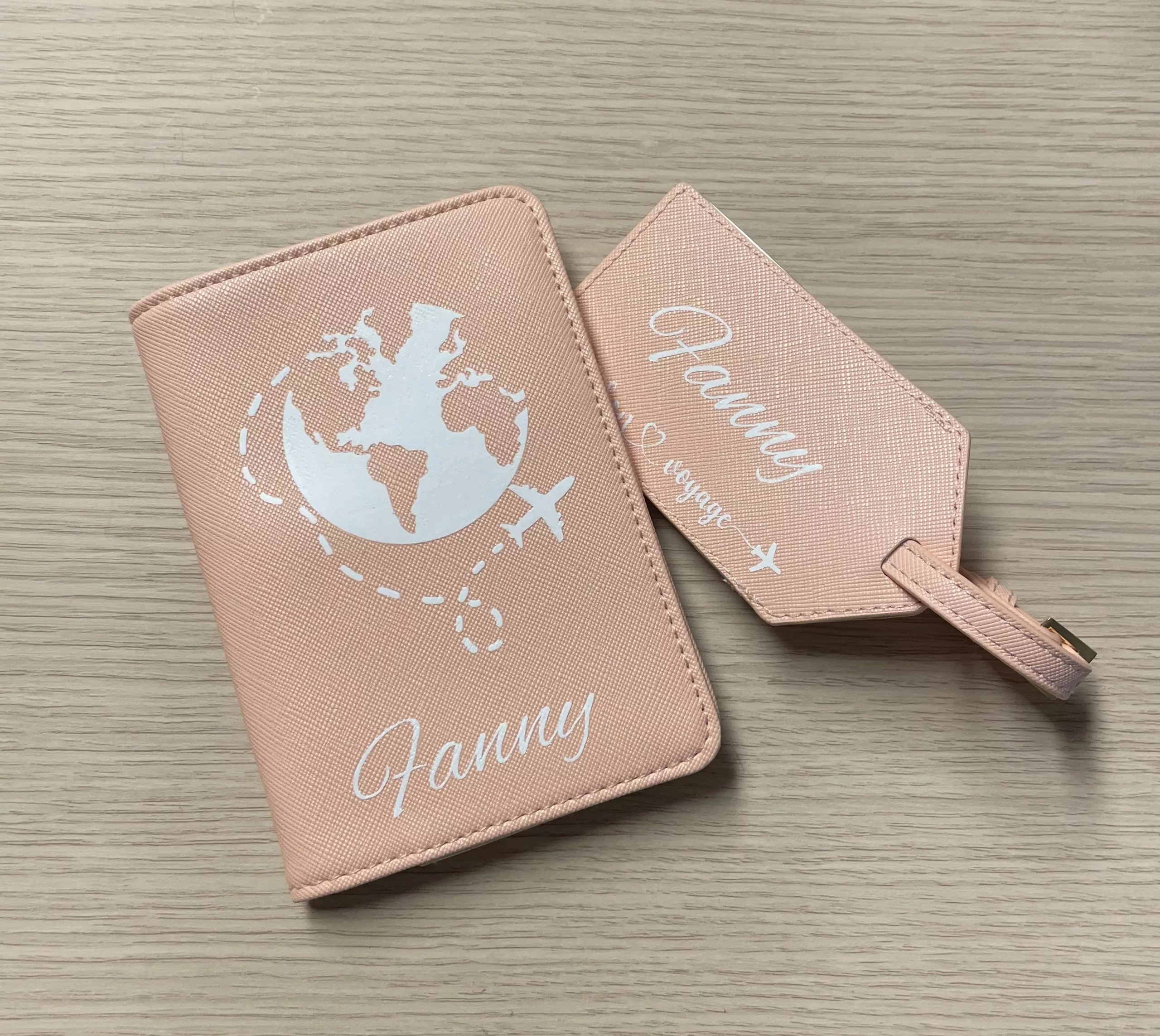 Protège-passeport et étiquette de voyage